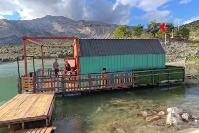 Tortum Gölü üzerinde yüzen ev ilgi odağı oldu