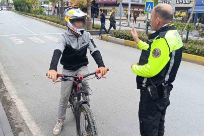 Trafik polisinden trafiği tehlikeye düşüren bisikletliye nasihat: "Bisiklete ceza yazılmaz diye düşünmeyin"