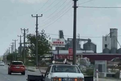 Trafikte akıl almaz anlar: Son ses müzikle kapıları açık vaziyette seyretti