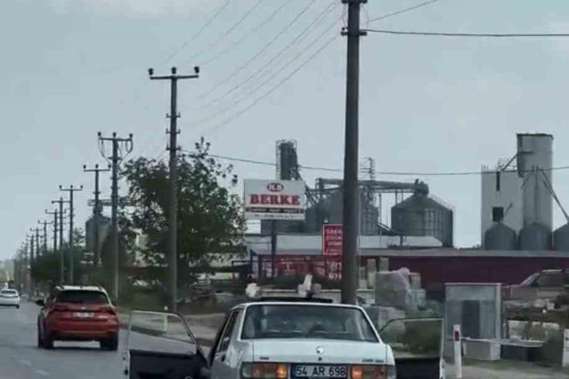 Trafikte akıl almaz anlar: Son ses müzikle kapıları açık vaziyette seyretti