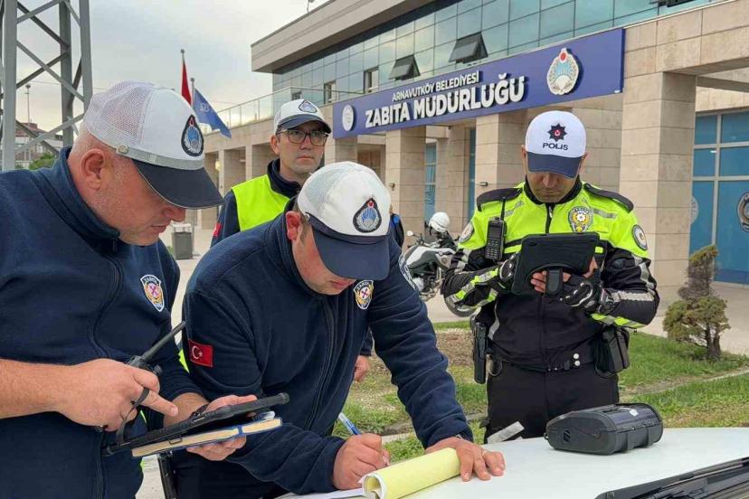 Trafikten kaçmak için kaldırıma çıktı: 2 bin 309 lira ceza yedi