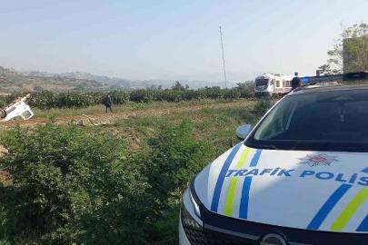 Trenin çarptığı kamyonet ikiye bölündü: 1 yaralı