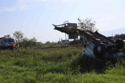 Trenin çarptığı kamyonet paramparça oldu