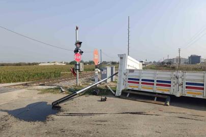 Turgutlu’da hemzemin geçitte kaza: Kamyonetin kasası koptu