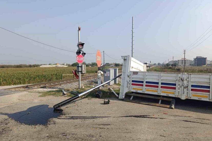 Turgutlu’da hemzemin geçitte kaza: Kamyonetin kasası koptu