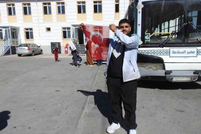 Türkiye’de büyüyen Suriyeli, ülkesine Türk Bayrağını öperek döndü