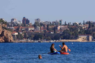 Türkiye’de karla mücadele başlarken, Antalya’da deniz mevsimi devam ediyor