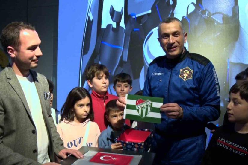 Türkiye’nin 3’üncü uzay yolcusu Gökhan Erdem uzaya çıkardığı Bursaspor bayrağını GUHEM’e teslim etti