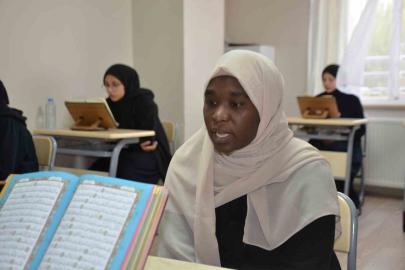 Türkiye’ye eğitim için geldi, her gün 3 saat uykuyla azmederek 8 ayda hafız oldu