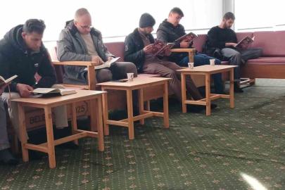 Uluslararası öğrenciler şehitler için hatim okudu