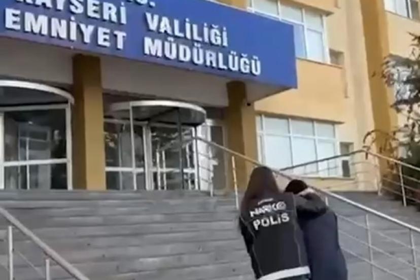 Uluslararası uyuşturucu madde ticareti yapan şüpheli midesinde uyuşturucuyla yakalandı