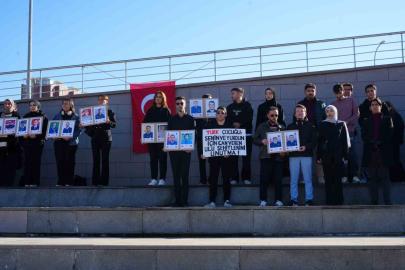 Üniversite öğrencileri şehitleri dualarla andı