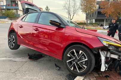 Uşak’ta iki otomobil çarpıştı: 2 yaralı