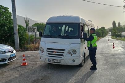 Uşak’ta polis ve jandarmadan okul çevreleri ve servislere sıkı denetim