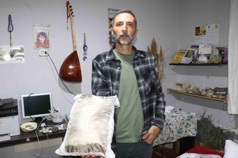 Uyku problemine karşı duyarsız  kalamadı,  Sivas’ın doğal taşları ile radyasyon savar yastık geliştirdi