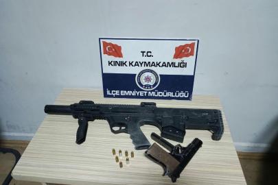 Üzerindeki mermiler ele verdi, evinden ruhsatsız silah ve tüfek çıktı