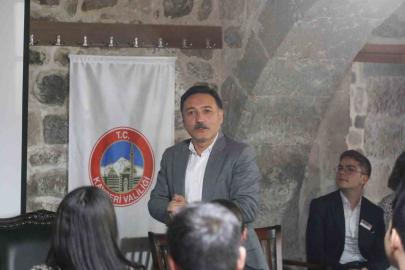 Vali Çiçek; Mektep Melikgazi’de öğrencilerle tecrübelerini paylaştı