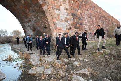 Vali Çiftçi, Köprüköy’de incelemelerde bulundu