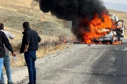 Van’da alev alan minibüs kullanılamaz hale geldi