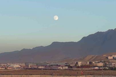 Van’da eş zamanlı güzellik: Ay doğarken güneş battı