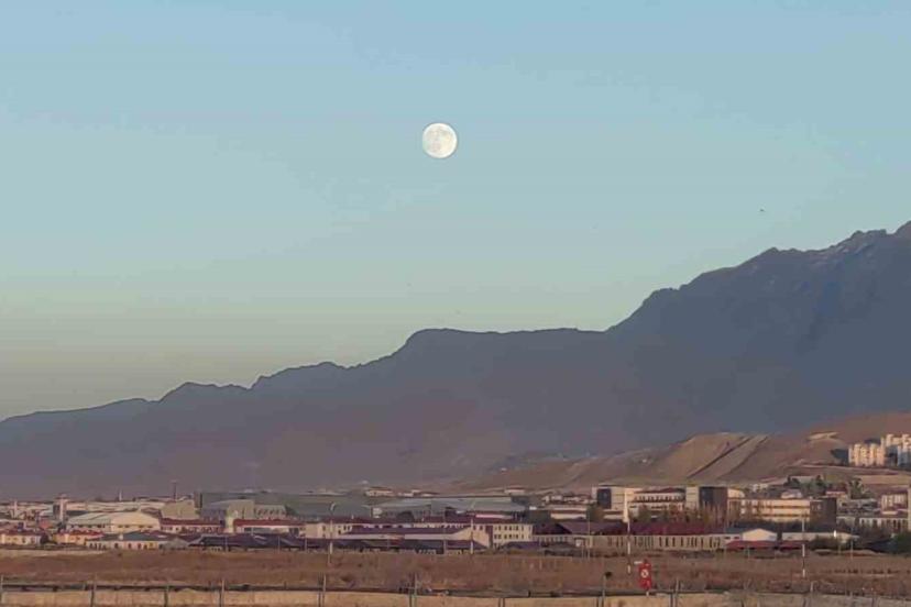 Van’da eş zamanlı güzellik: Ay doğarken güneş battı