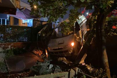 Virajı alamayan iki araç çarpıştı, panelvan evin bahçesine girdi: 1 yaralı