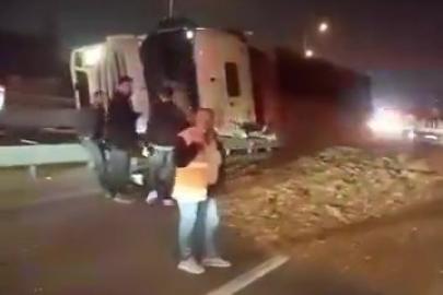 Virajı alamayan yonga yüklü tır devrildi