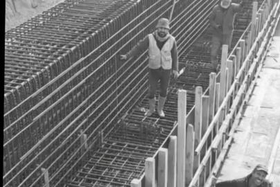 Viyadük inşaatının çökmesi sonucu hayatını kaybedenler olayın hemen öncesinde birlikte poz vermiş