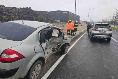 Yağışlı yolda kayan otomobil karşı şeride geçerek kaza yaptı: 1 yaralı