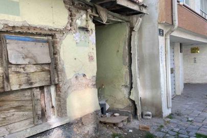 Yaklaşık 5 yıldır metruk halde olan ev tedirginlik oluşturuyor