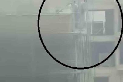 Yangına iskelede yakalanan işçilerin zor anları kamerada