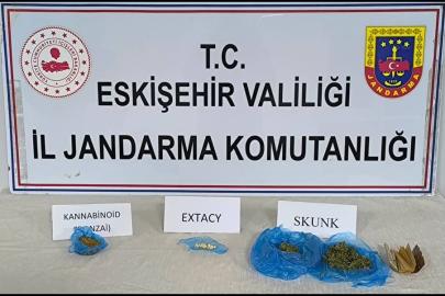Yanlarında uyuşturucu bulunduran 2 şahsı şüpheli hareketleri ele verdi