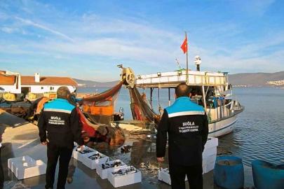 Yasak ağ ile avlanan balıklara el konuldu