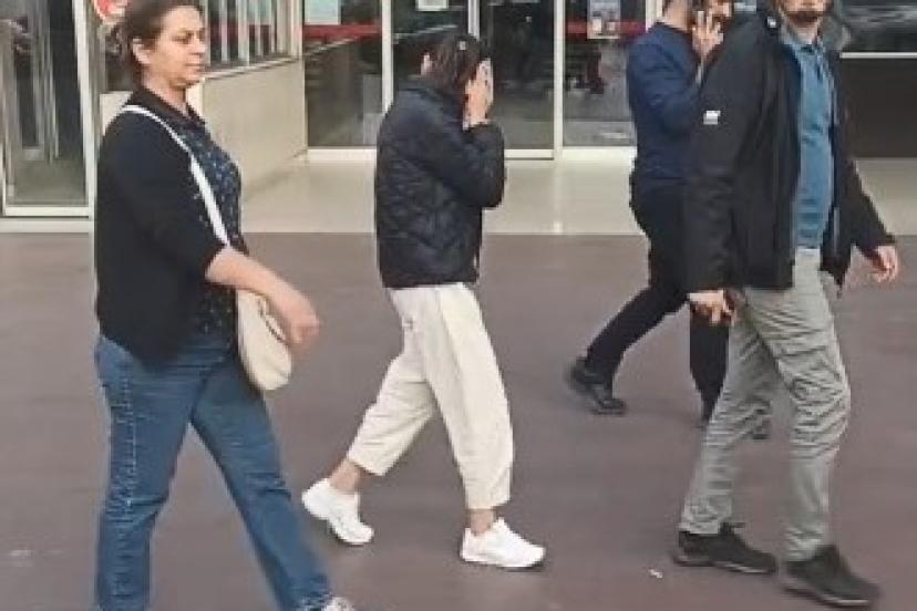 Yaşından büyük cezası olan kadın hırsız kameraları görünce yüzünü gizlemeye çalıştı