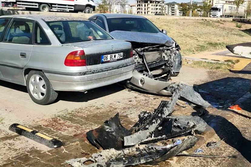 Yayaya çarpmamak için manevra yaptı, park halindeki araçlara çarptı: 2 yaralı