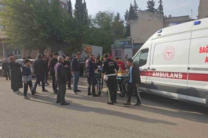 Yayaya yol veren minibüse çarpan motosikletli yaralandı