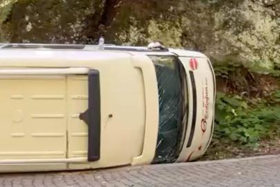 Yedigöller Milli Parkı’nda minibüs devrildi