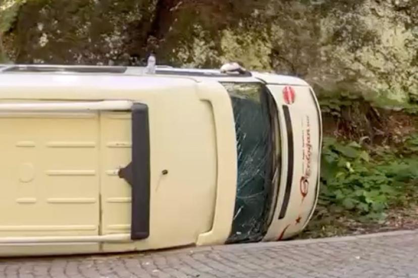 Yedigöller Milli Parkı’nda minibüs devrildi