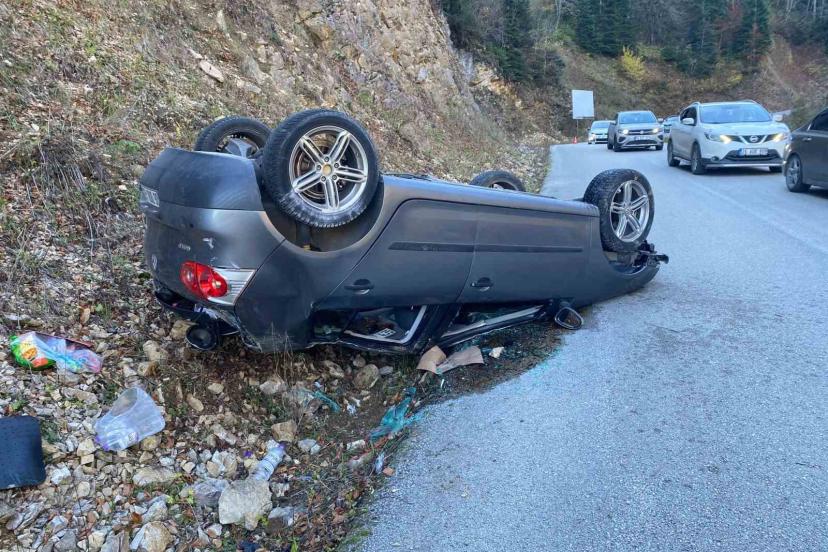 Yedigöller’de gizli buzlanma otomobili tepetaklak yaptı: 2 yaralı