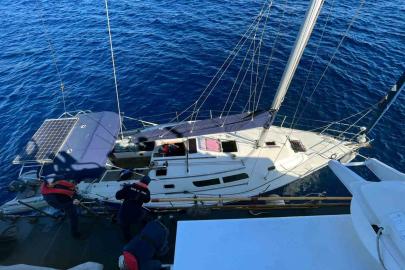 Yelkenli teknede 22 düzensiz göçmen ve bir göçmen kaçakçısı yakalandı