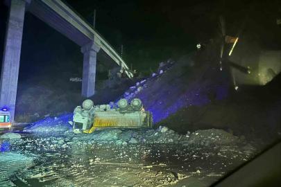 YHT şantiyesinde 15 metre yükseklikten devrilen kamyonun sürücüsü ağır yaralandı
