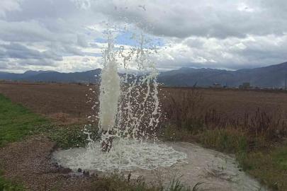 Yıllar önce yapılan kuyudan püsküren su şaşırtıyor