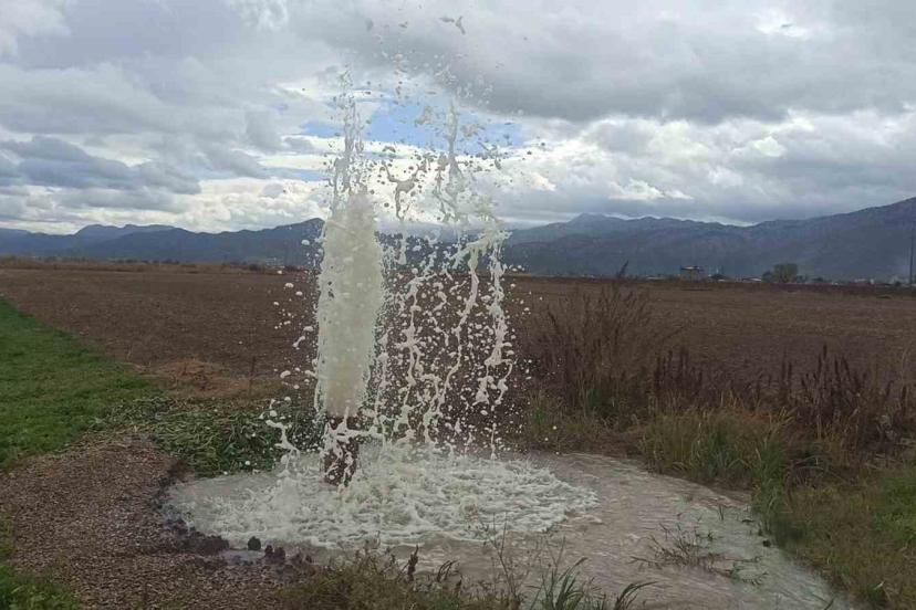 Yıllar önce yapılan kuyudan püsküren su şaşırtıyor