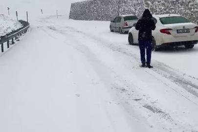Yoğun kar yağışı, Palandöken geçidinde sürücülere zor anlar yaşattı