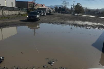 Yol gölete döndü, kapalı pazar yerinde vatandaşın çilesi bitmiyor