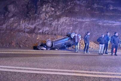 Yola düşen kayalardan kaçan otomobil takla attı: 2 yaralı
