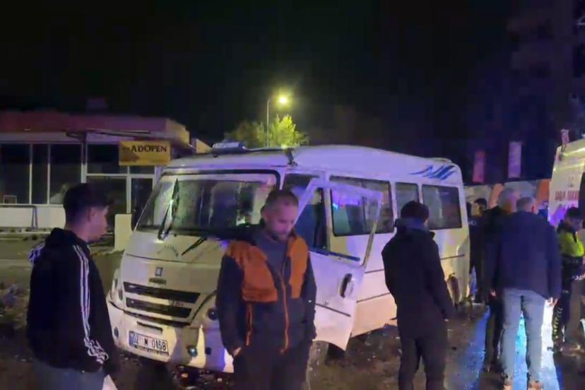 Yolcu minibüsü ile cip çarpıştı: 3 yaralı