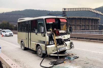Yolcu minibüsü tır dorsesine çarptı