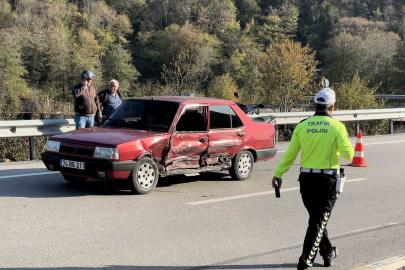 Yolcu minibüsü ve otomobil çarpıştı: 2 yaralı