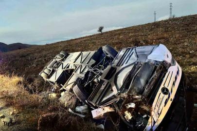 Yolcu otobüsü devrildi: 2 ölü, 21 yaralı
